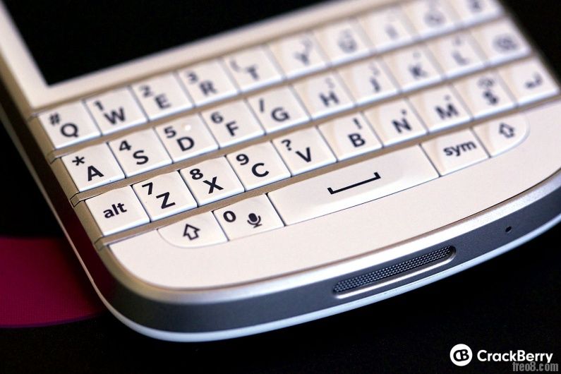 q10_white_macro_keyboard_hero_0.jpg