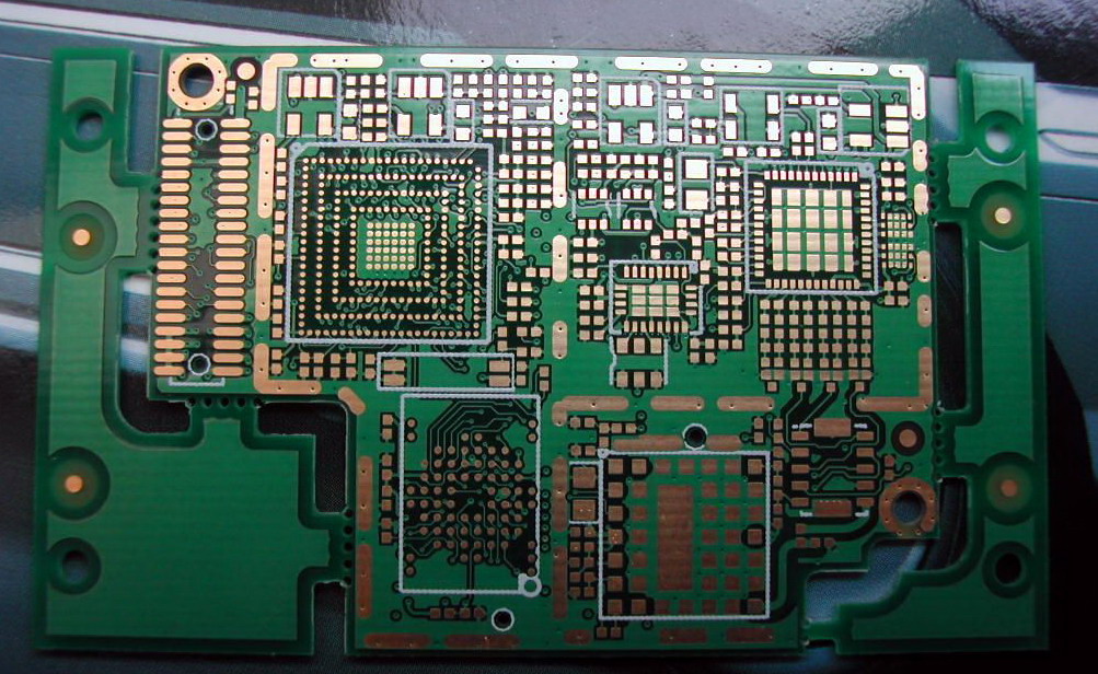 PCB板下面，主要的元件布置区