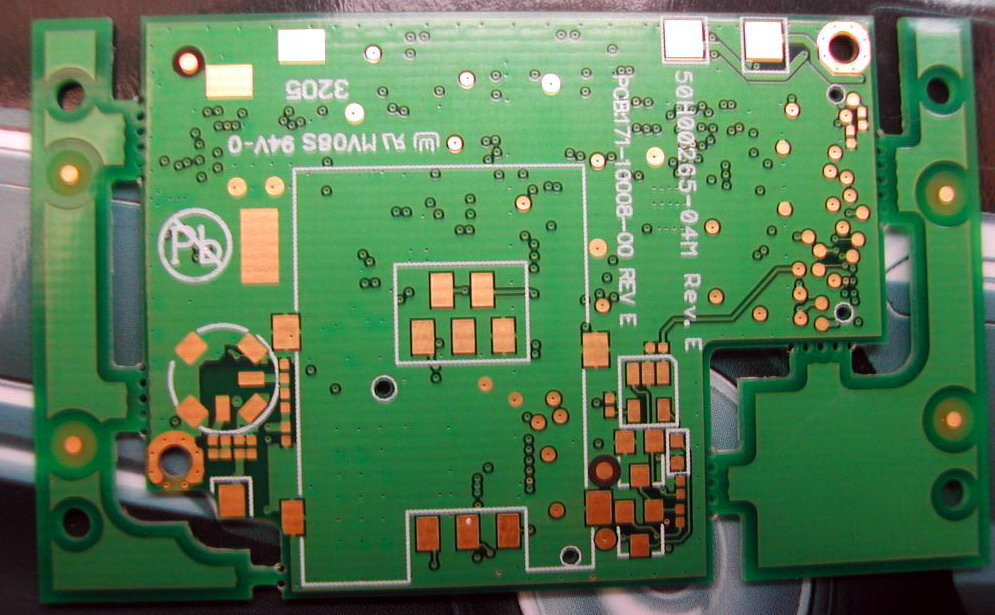 PCB板上面，中间大的白色部分是SIM卡槽位